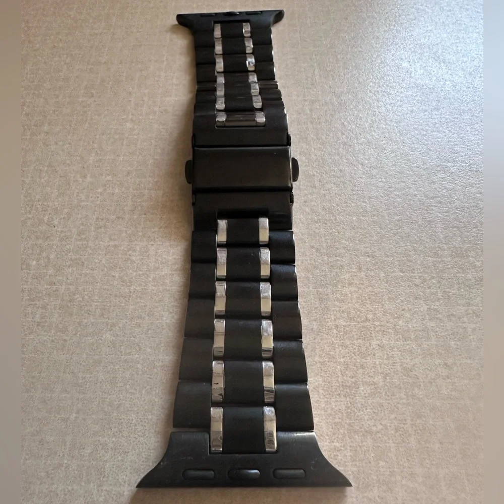 Stainless Steel Black and Silver Apple Smartwatch Band - Adjustable 42/44/45MM